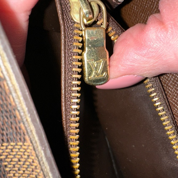 AUTH Louis Vuitton Damier Porte Feuille Sarah Long Bifold Wallet Flaws $735 Ret - Picture 12 of 16